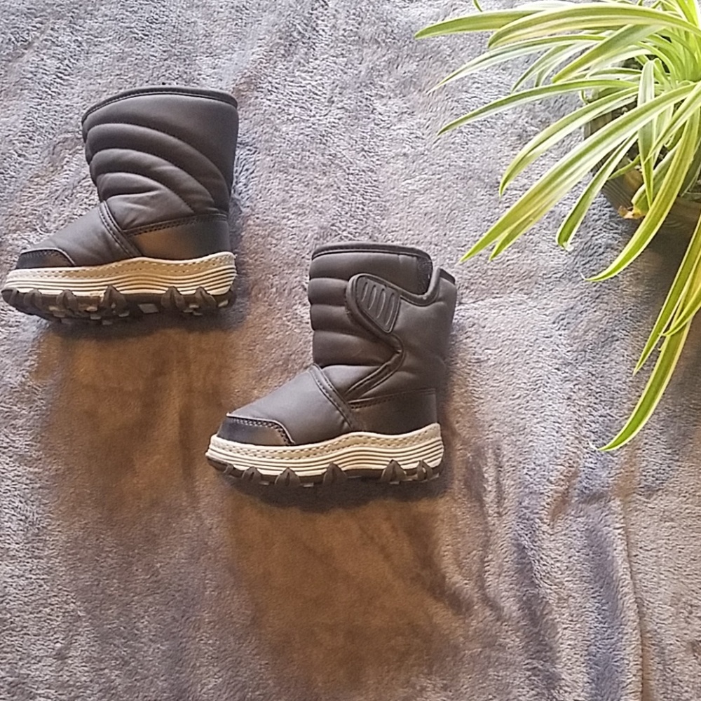 Snow boots